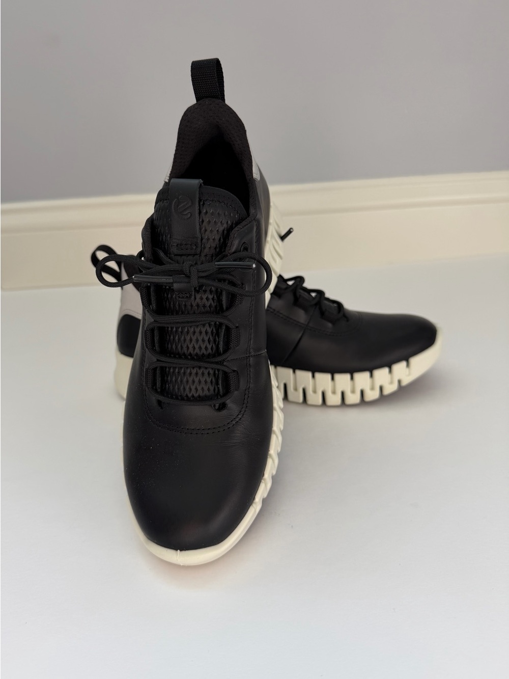 NWOB ECCO Gruuv
Women's Leather Sneaker 38 black leather